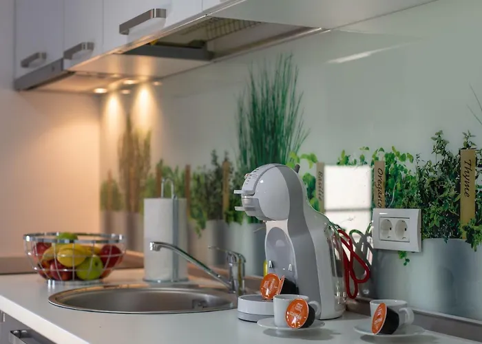 מלון דירות Steel Residence- Tesla Drive Experience