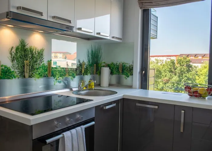 Steel Residence- Tesla Drive Experience מלון דירות 3*