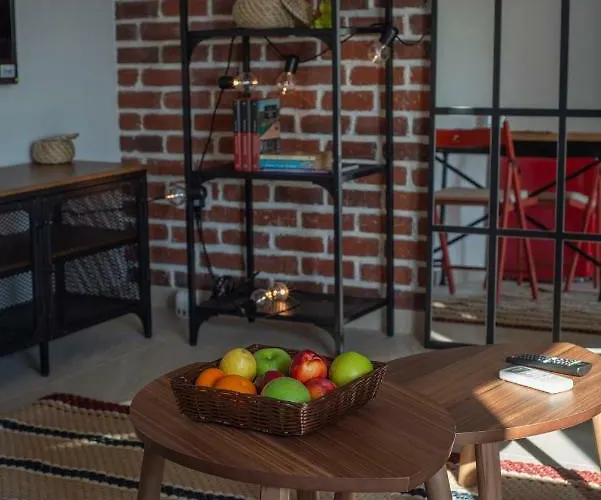 מלון דירות Steel Residence- Tesla Drive Experience