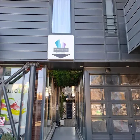 Ξενοδοχείο με διαμερίσματα Steel Residence- Tesla Drive Experience