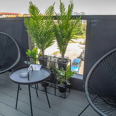 Steel Aparthotel-ev Supercharging & Free Parking 3*