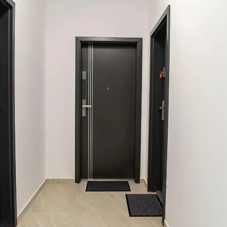 Steel Residence- Tesla Drive Experience Aparthotel
